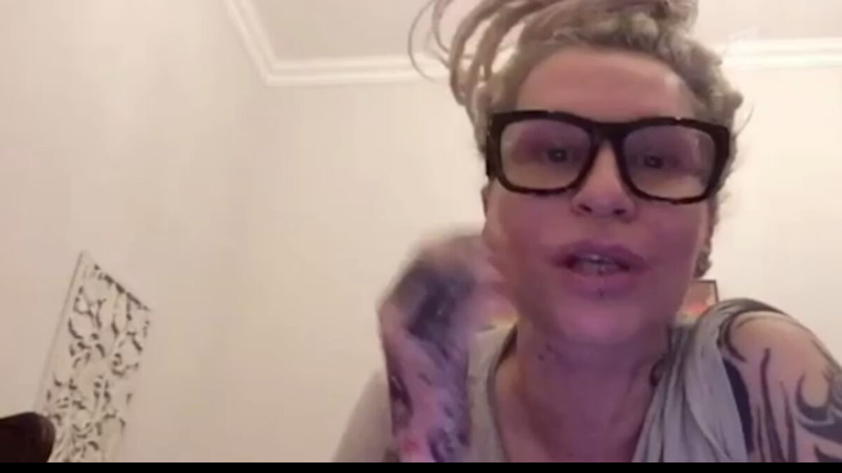 скрин с видео певицы Наргиз в пранке Вована и Лексуса