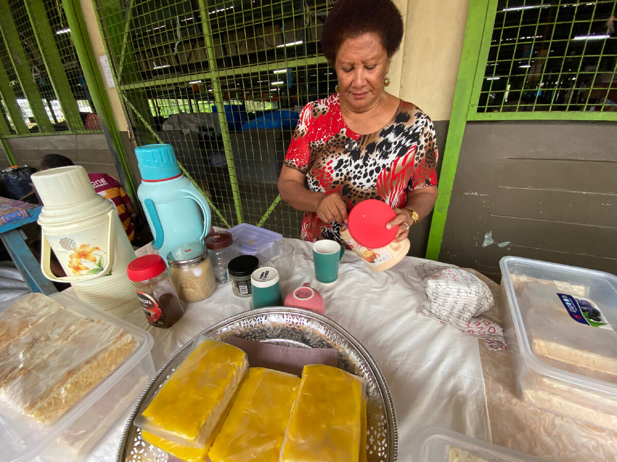 Рассвет на фиджийском рынке в городе Нади - это время, когда торговцы начинают расставлять свои прилавки, открывать ларьки, а вместе с ароматом свежих продуктов, заполняется атмосфера немного...-2