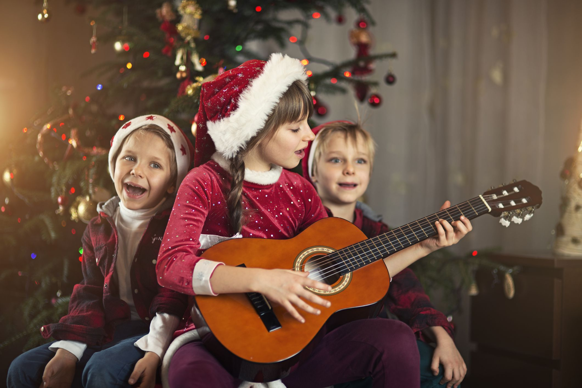 Сделай на 7 песню. Новый год дети. Детям о Рождестве. Новый год праздник для детей. Музыкальный новый год.
