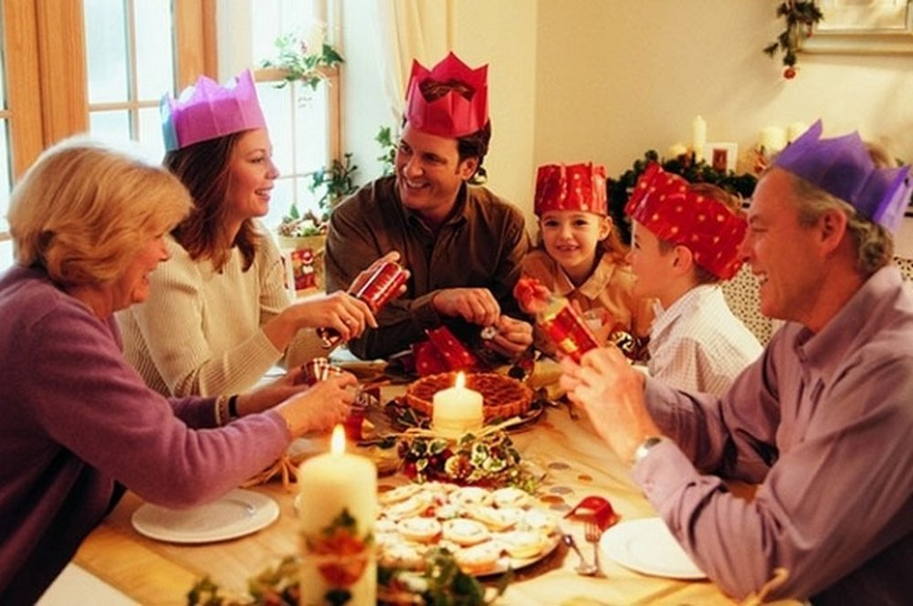 Family christmas tradition. Семейные праздники. Семья за новогодним столом. Празднование дня рождения в семье. Семья отмечает новый год.