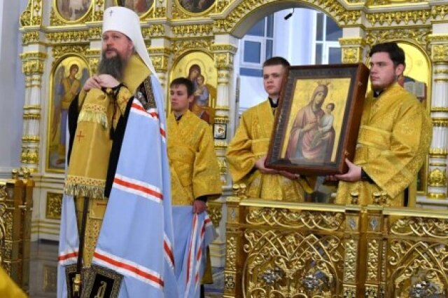    Всех желающих познакомиться митрополит Дионисий приглашает на проводимые им богослужения. Фото: Омская Епархия