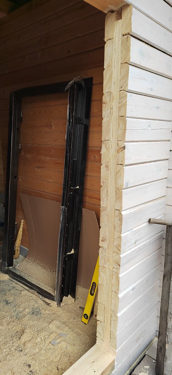 Вставляем ройку в брус дома и далее в распор вставляем черновую обсаду. (на фото обсады нет.)