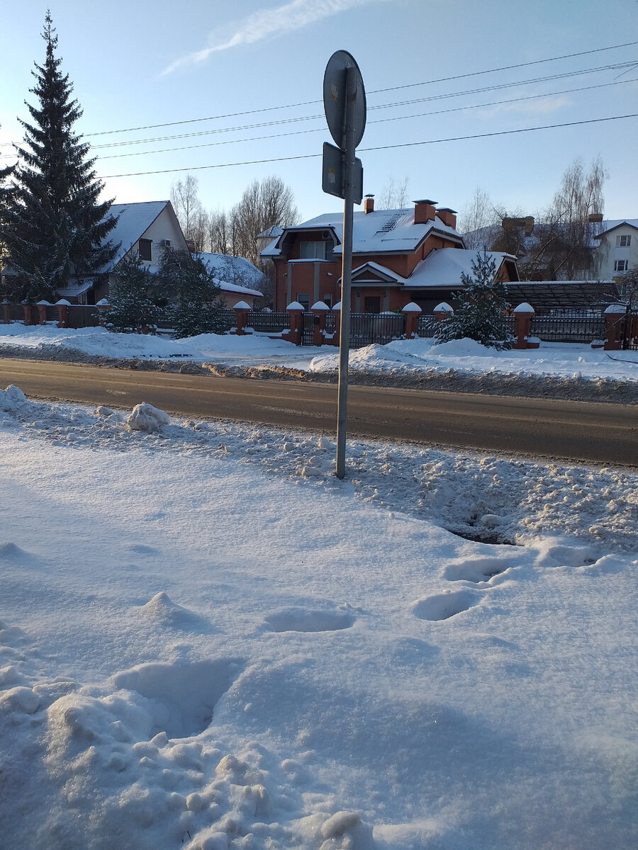 Дом бывшего губернатора. Проезд к дому любезно почистили. 30 метров до центральной улицы. Можно при необходимости выехать.