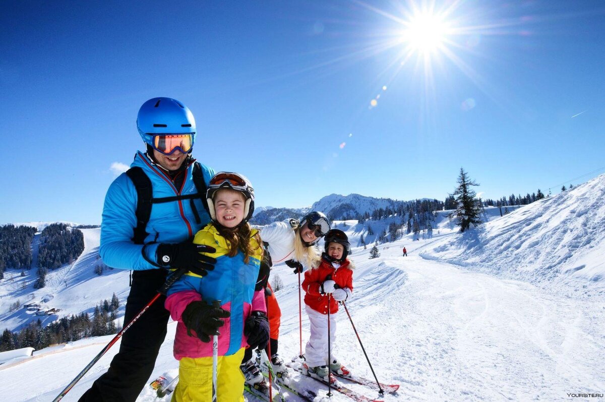 Поездка на горнолыжный курорт. Семя на горнолыжном курорте. Семья на Горно лажыном курорте. Катание на лыжах в горах. Семья на горнолыжном курорте.