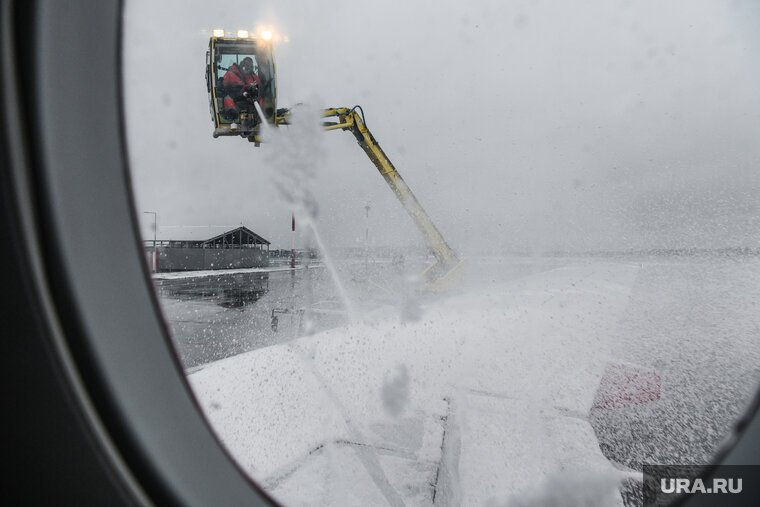    Бригада медиков вывела пассажирку из салона самолета