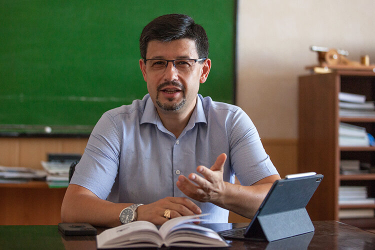    Алексей Лопатин: «Очень часто молодежь, оказавшаяся после строгой и заботливой школы в непривычной для себя университетской среде, теряется и начинает слушать советы «старших и опытных товарищей» Фото: «БИЗНЕС Online»