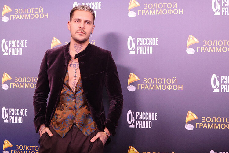    Накануне премии сербский актер стал едва ли не самым скандальным участником церемонии. В октябре он выпустил трек «Танцуешь со мной». Композиция еще не успела побывать на первых строчках чарта, как появилась информация, что Бикович должен получить «Золотой граммофон»