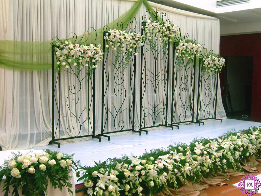 декор сцены. украшение сцены цветами. украшение стола цветочными композициями. украшение сцены цветами. композиция на сцену из цветов.