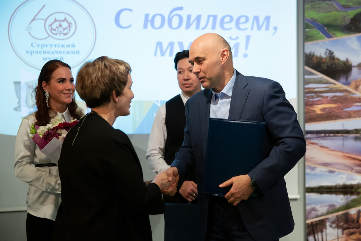    Глава Сургута вручил награды сотрудникам краеведческого музея