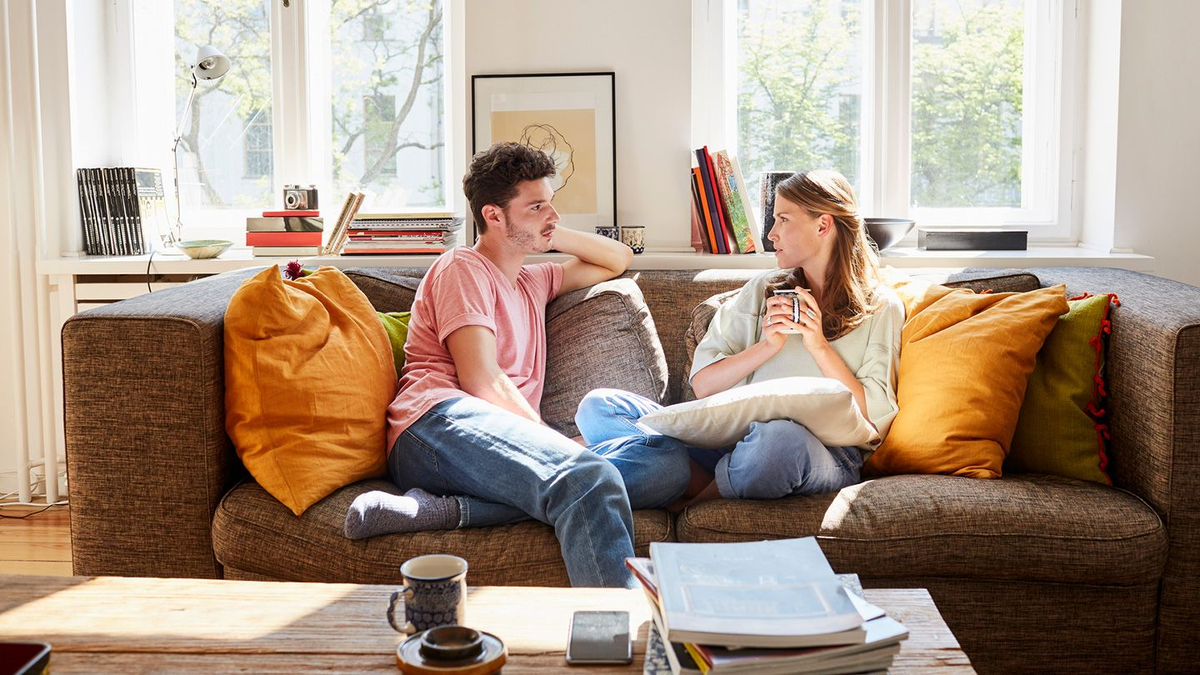Мужчина и женщина в комнате. Спокойной ночи домик. Сон получить дом. К чему снится новое жилье. Вещи в новую квартиру.