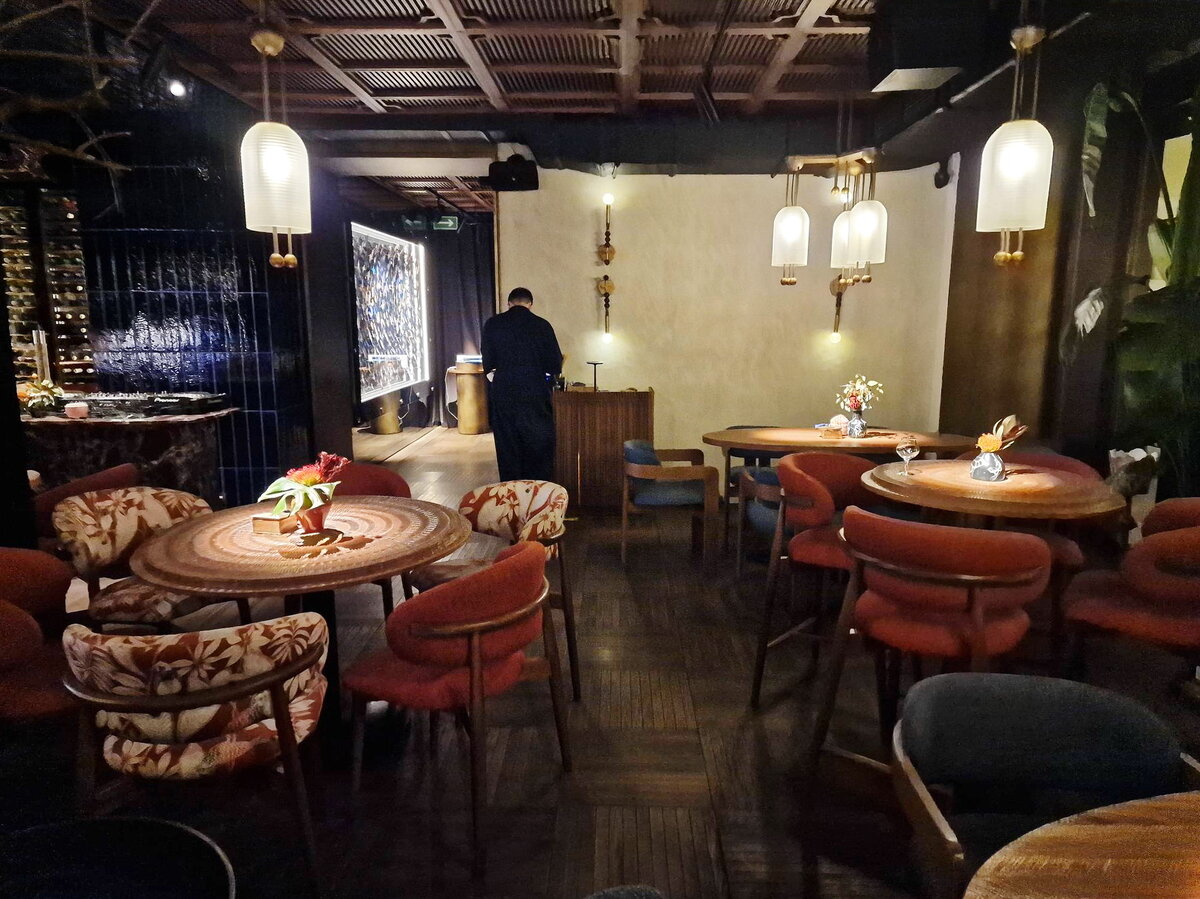 Общий вид зала ресторана "Б12"