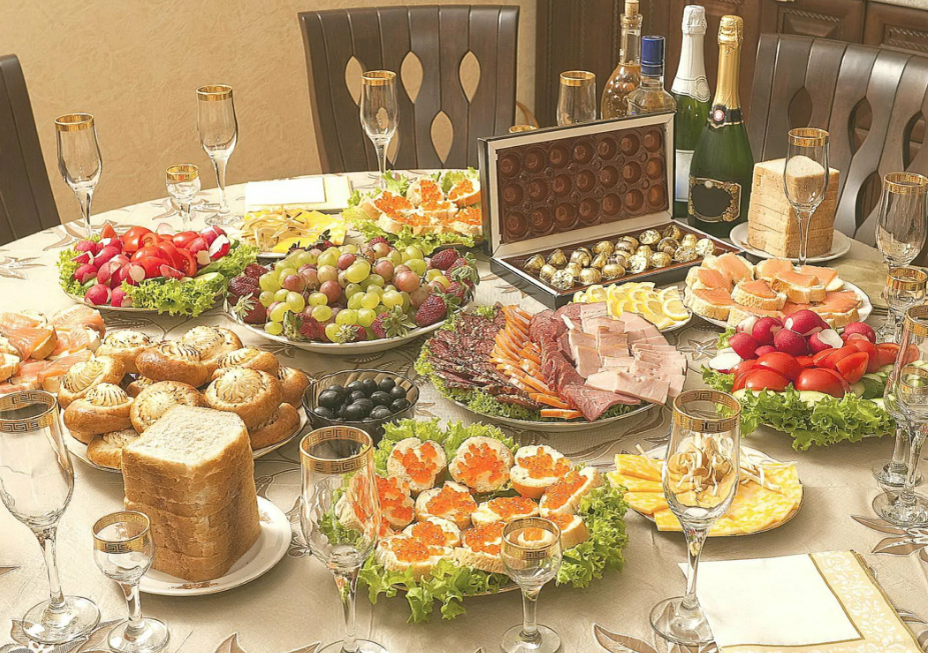 В год Дракона на столе должно быть сочное мясо, ароматная птица, нежная рыба, а в качестве гарнира подойдет рис в разнообразных вариациях и пряные салаты.