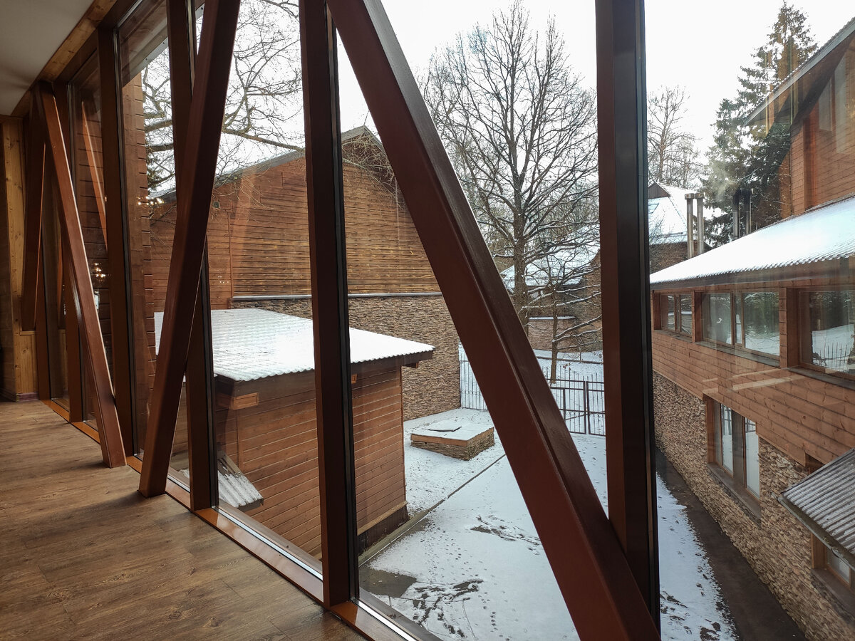 Вид на территорию из коридора