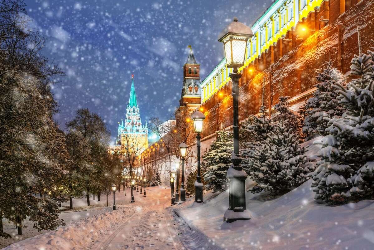  Зимой Москва особенно прекрасна: каждый год главные улицы города сверкают праздничным убранством.
