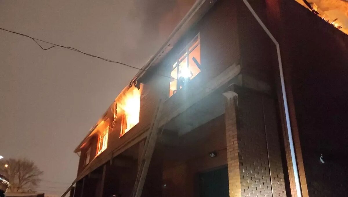     В Ижевске ночью в субботу, 2 декабря сгорел жилой дом на улице Азина. В доме на первом этаже располагался автосервис, сообщили в пресс-службе ГУ МЧС по республике.