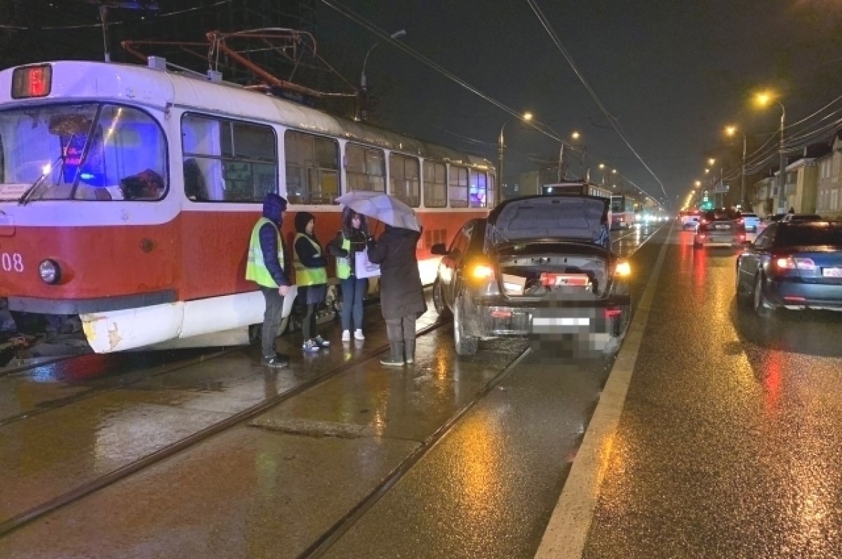    Владелица иномарки въехала в трамвай в Волгограде