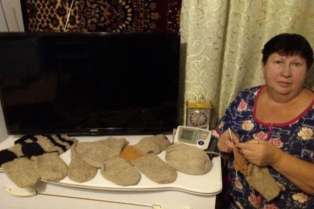    Жительницы Бугурусланского района вяжут носки для бойцов СВО Кристина Просвиркина