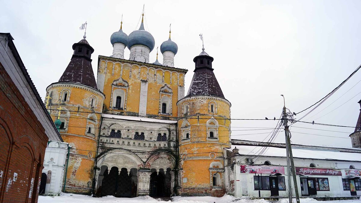 Церковь Сретения Господня была построена в 1680 году. Листайте вправо, чтобы увидеть ещё фото.