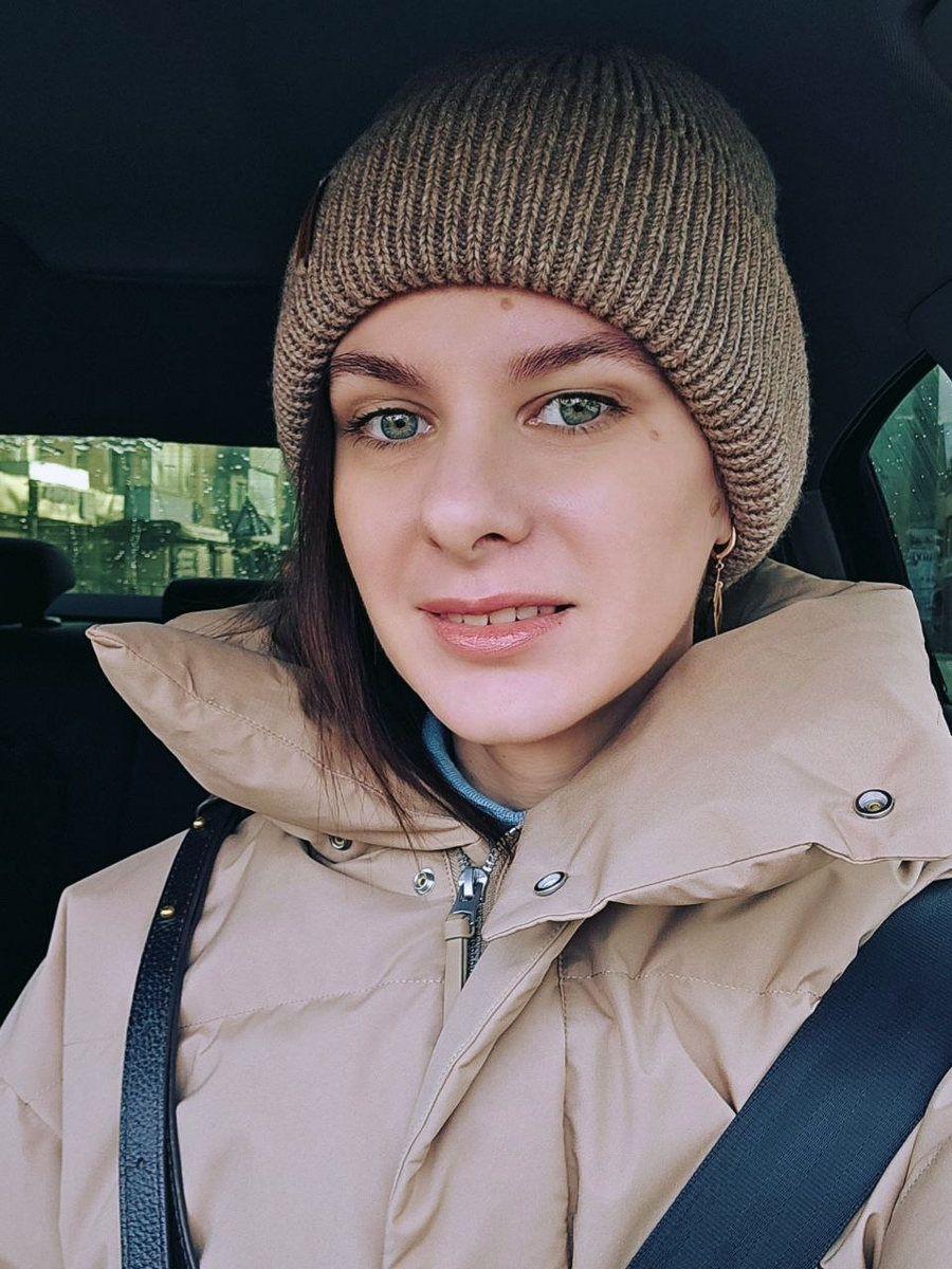 Я сейчас обычно хожу как капуста в своем оверсайз-пуховике и замотанная до бровей в воротник. Что там может понравиться... понятия не имею. 