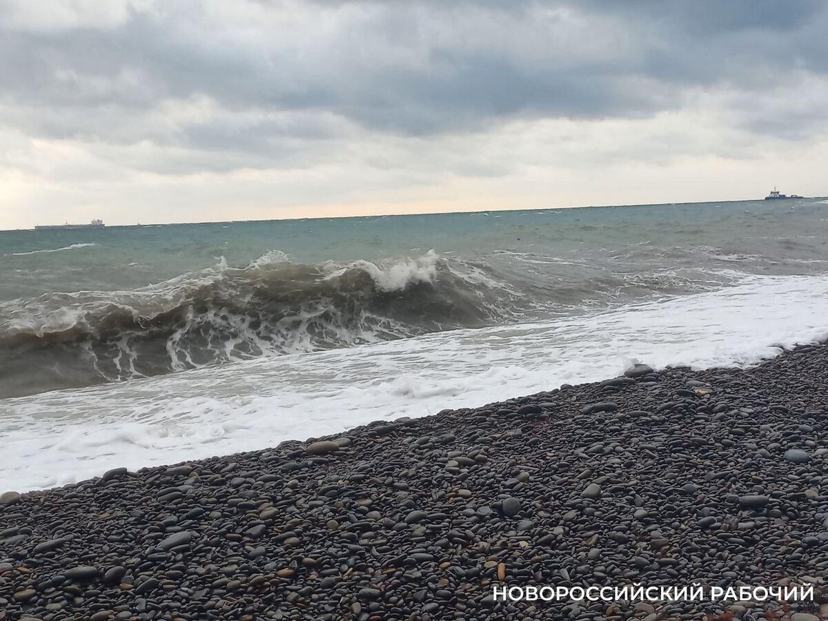 Шторм в новороссийске в 2010. Шторм в новороссийске. Шторм в новороссийске 26 ноября. Бора ветер новороссийск. Шторм в новороссийске 2014.