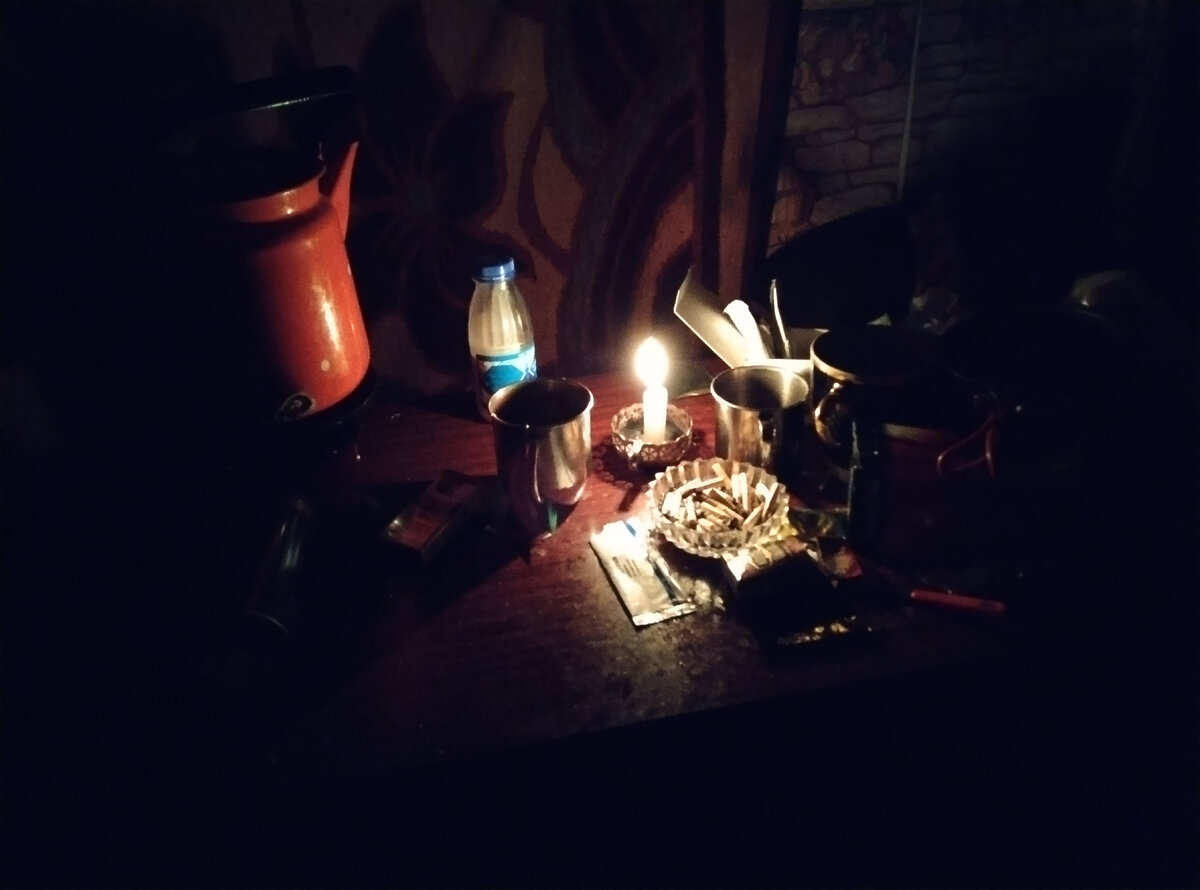 Сидим в домике. На улице день, но дом с хорошей светомаскировкой, поэтому внутри кромешная темнота.