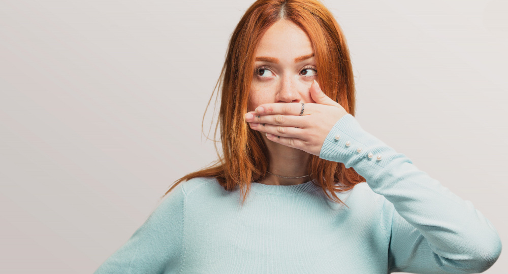 Как обнаружить неприятный запах изо рта: 5 простых способов