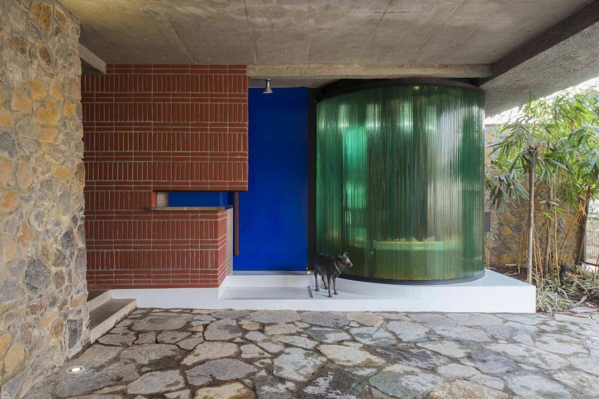 Галерея 27 тбилиси. Витраж тбилиси. Дом калейдоскоп тбилиси. Калейдоскоп дом. Домашний калейдоскоп.