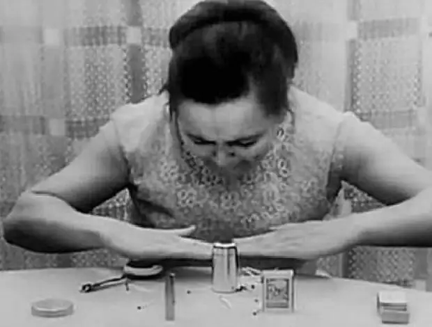 Нинель Кулагина двигает стрелку компаса. Инет.