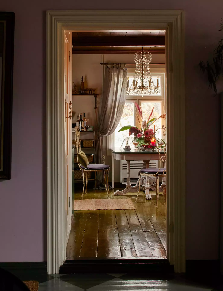 В доме есть четыре комнаты, кухня, веранда и собственная сауна