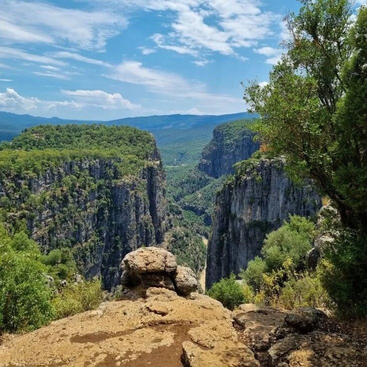 На фото - камень, на котором мечтают сфотографироваться большинство туристов