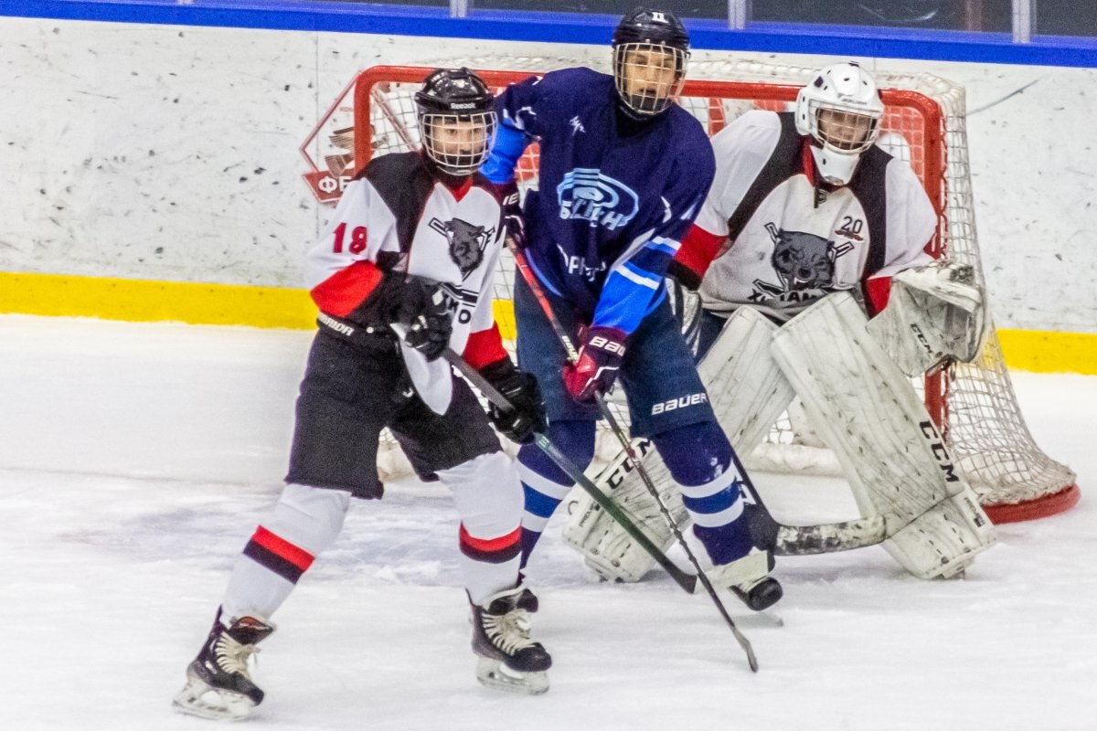    На льду и на земле.