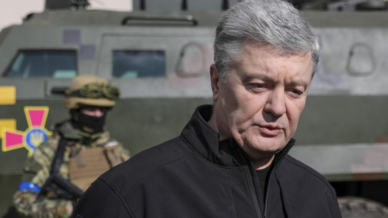 Петр Порошенко, украинский бизнесмен и политик, который занимал пост пятого президента Украины с 2014 по 2019 год, выступает во время интервью в Киеве, 18 марта 2022 года. [EPA-EFE/MIGUEL A. LOPES]