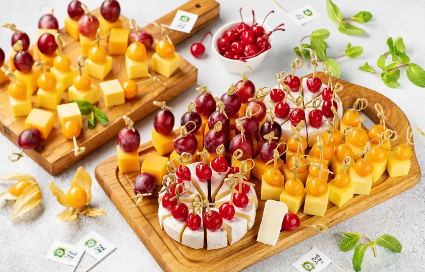 Канапе с сыром и фруктами: новогодний рецепт