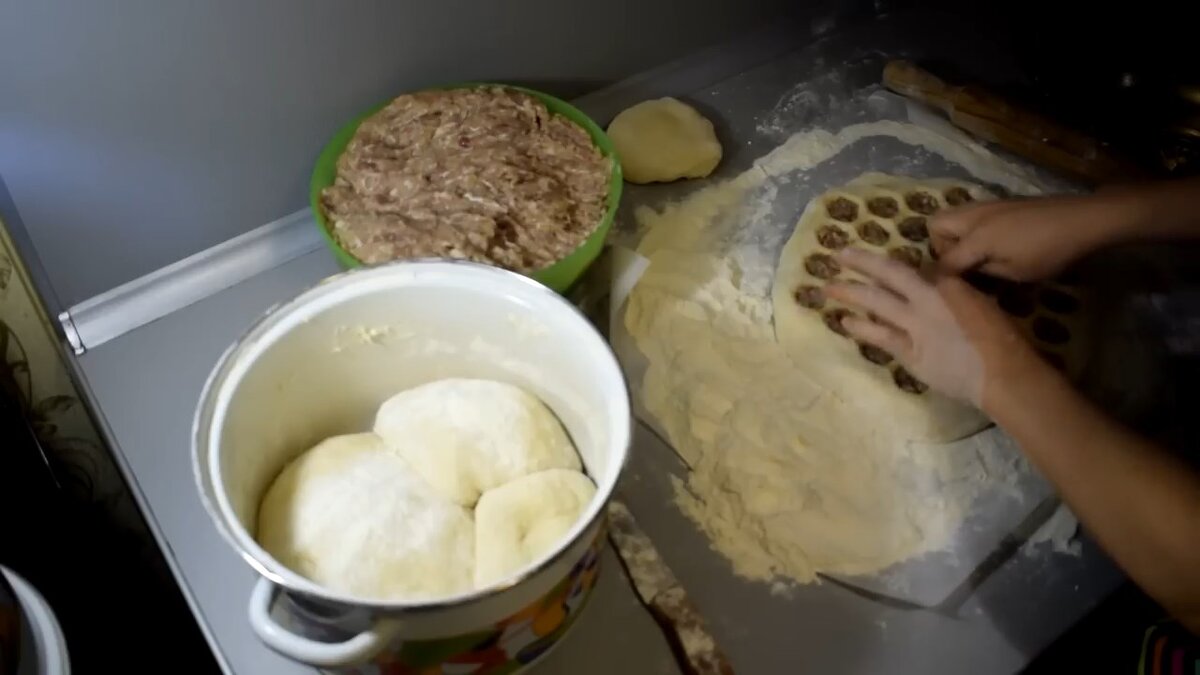 Пельмени: как делать тесто и начинку, как лепить, варить и есть