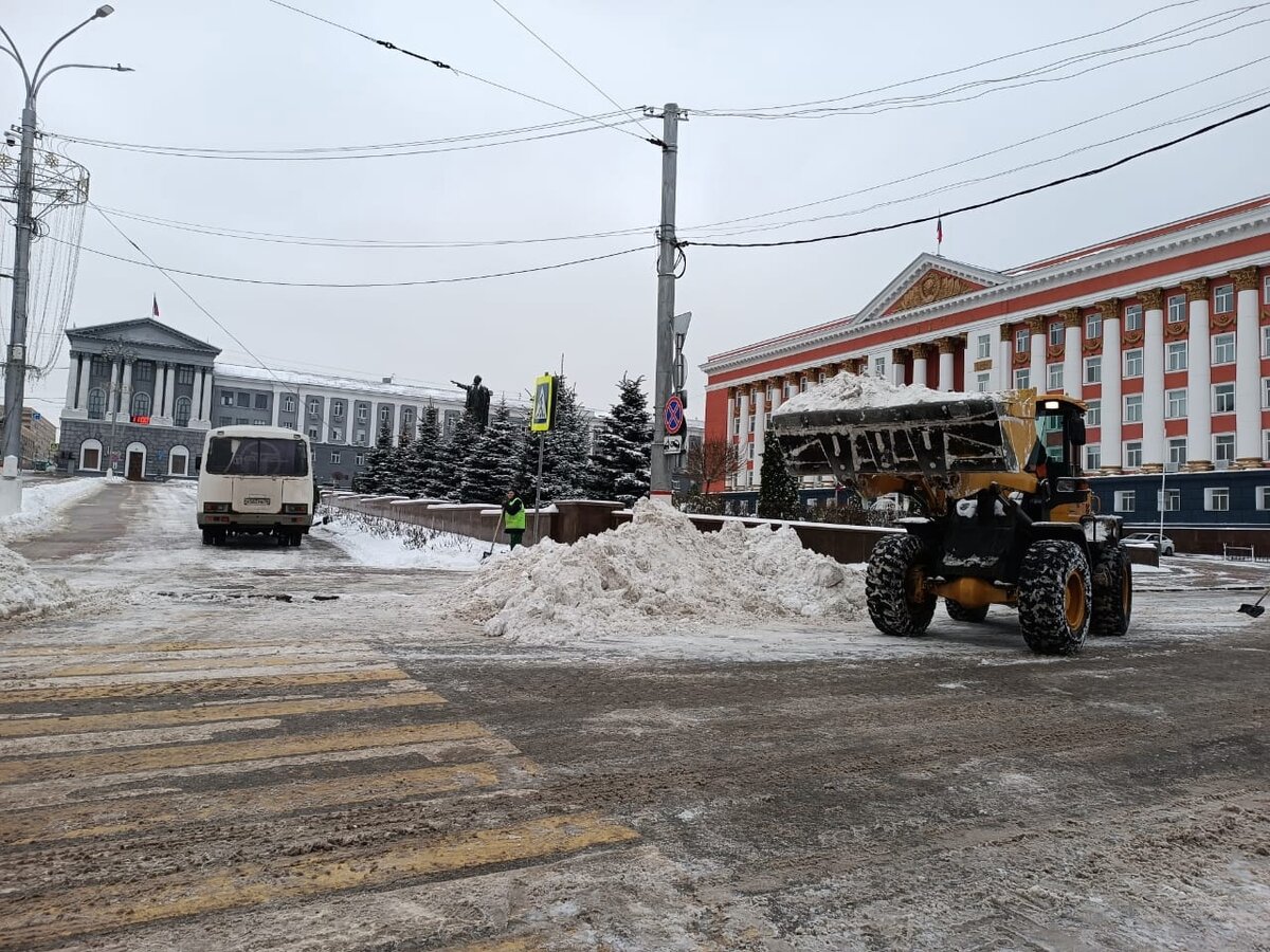    В Курске продолжают устранять последствия обильного снегопада