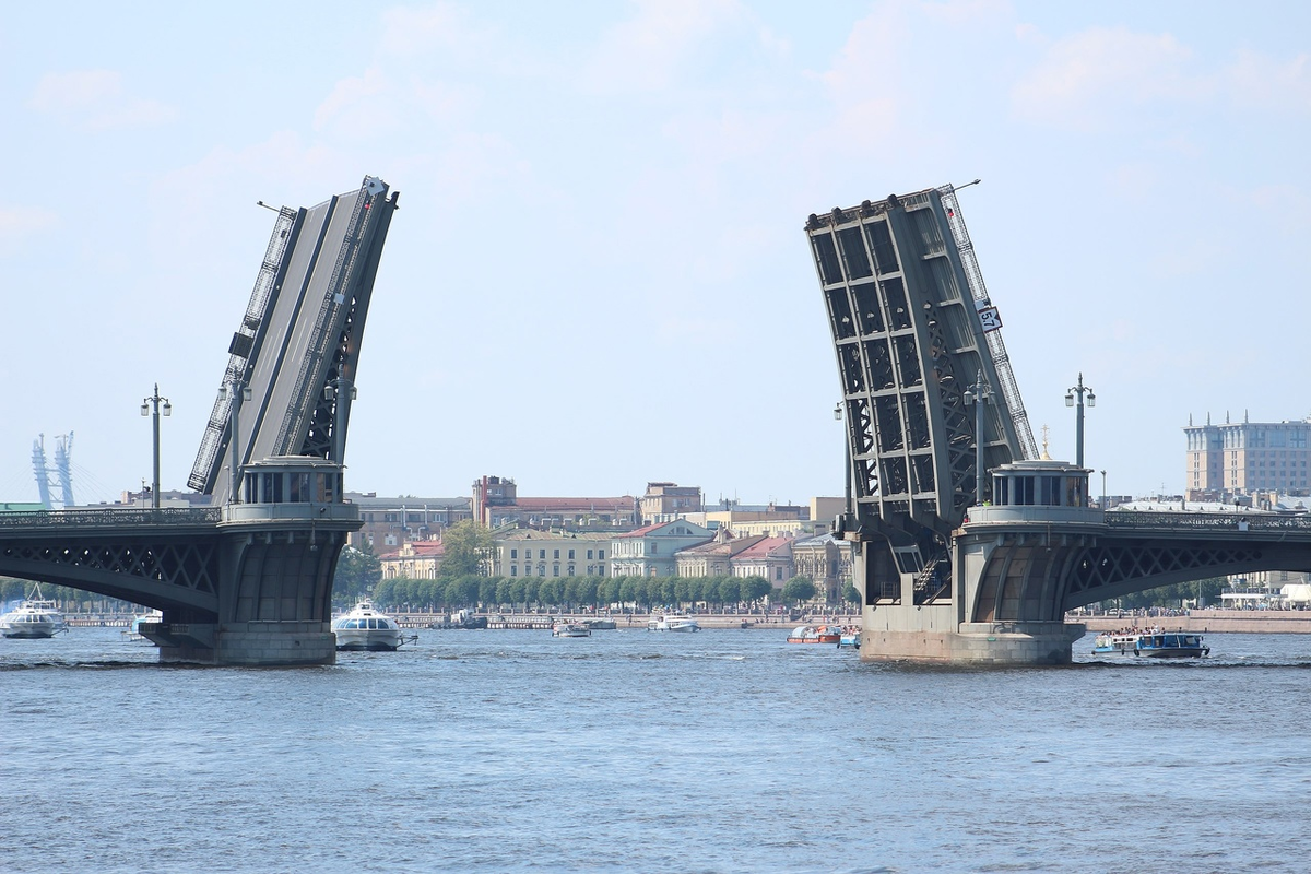 Вид на Благовещенский мост и Васильевский остров. Фото: https://commons.wikimedia.org/wiki/Category:Blagoveshchensky_Bridge#/media/File:Разведенный_Благовещенский_мост.jpg