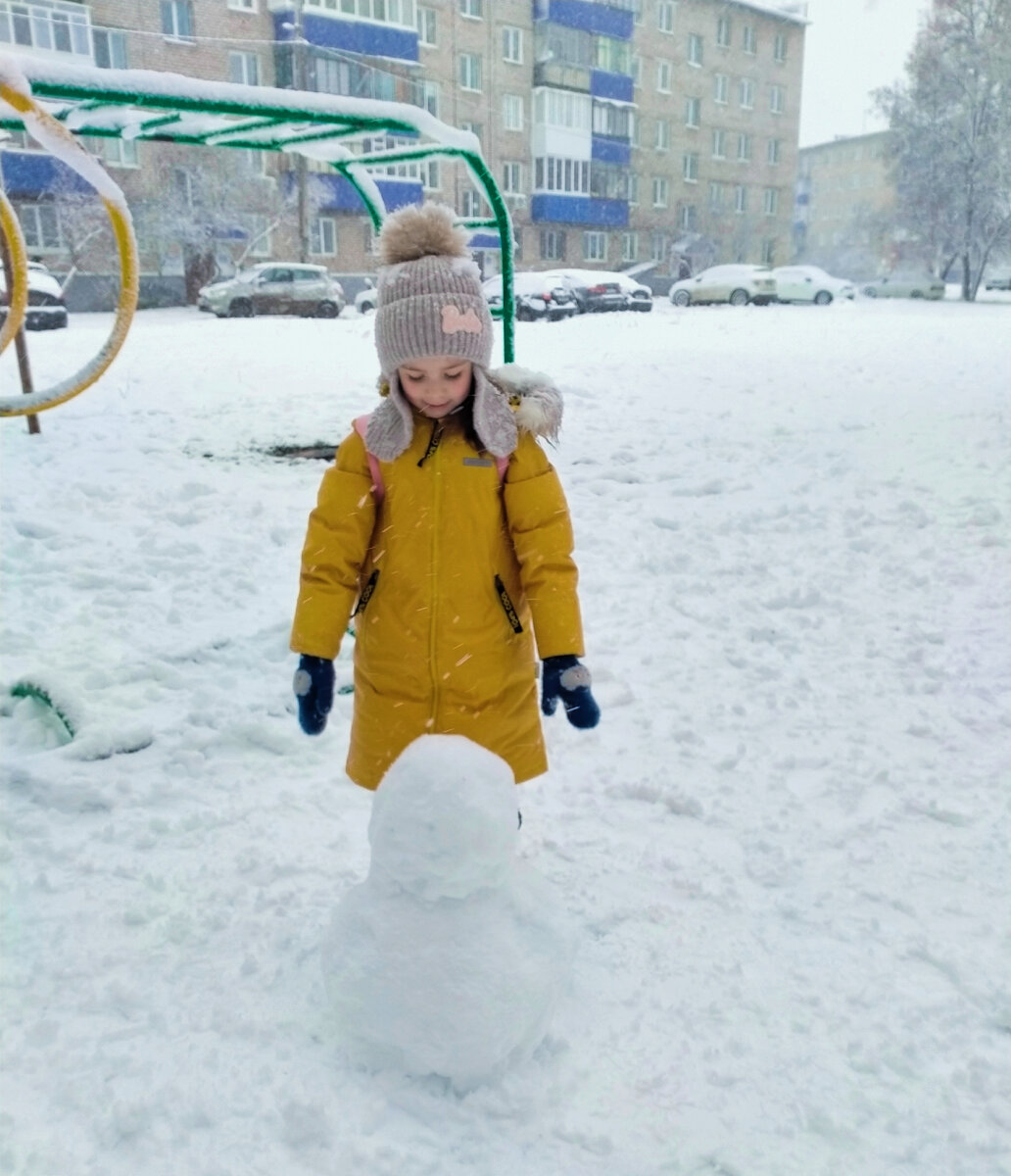 Несколько часов снегопада и можно лепить снежки и делать снеговика