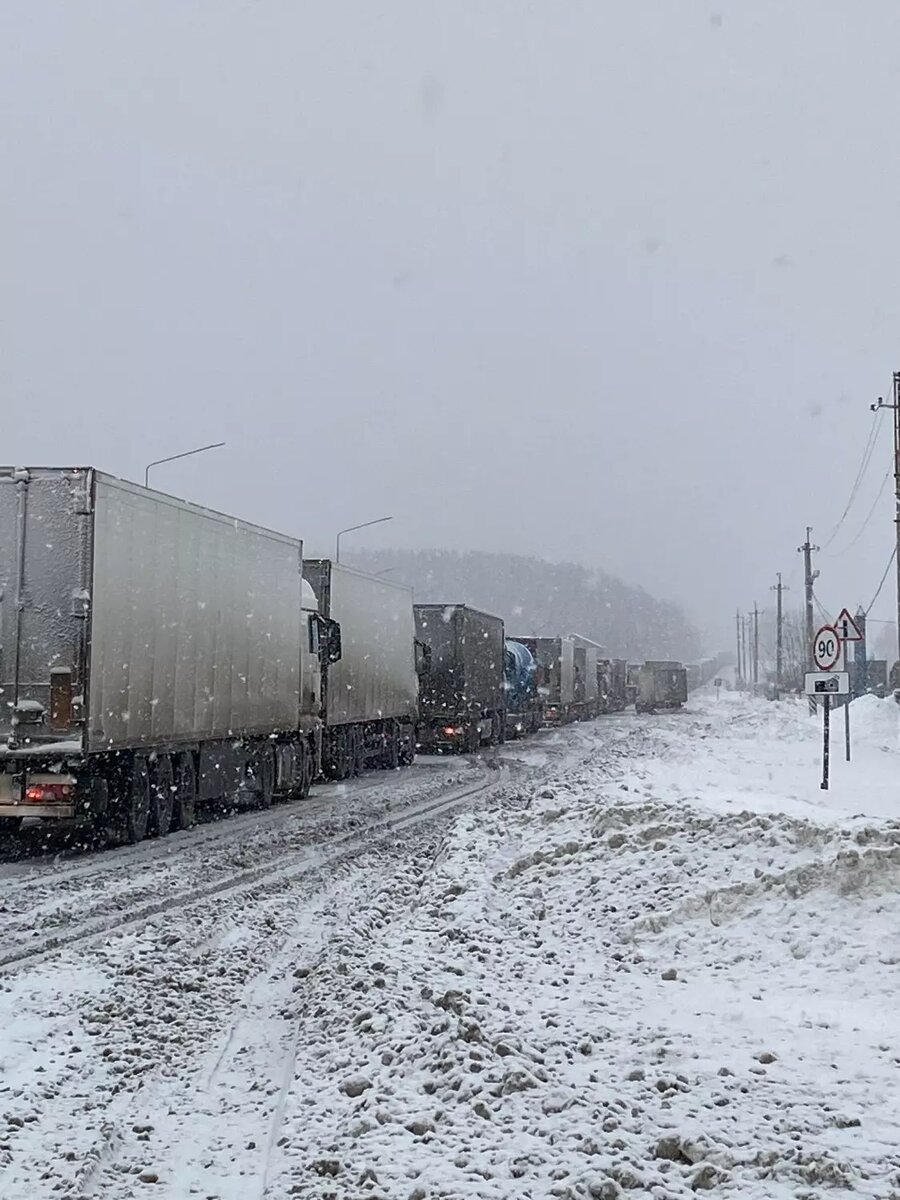 Дальнобойщики вторые сутки стоят в пробке на заснеженной трассе в Башкирии  | НОВЫЕ ИЗВЕСТИЯ | Дзен