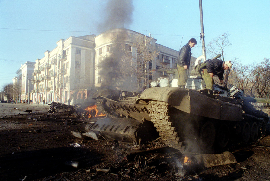 Почему была чеченская. Чечня 1994 штурм Грозного. Подбитые танки Грозный 1995.