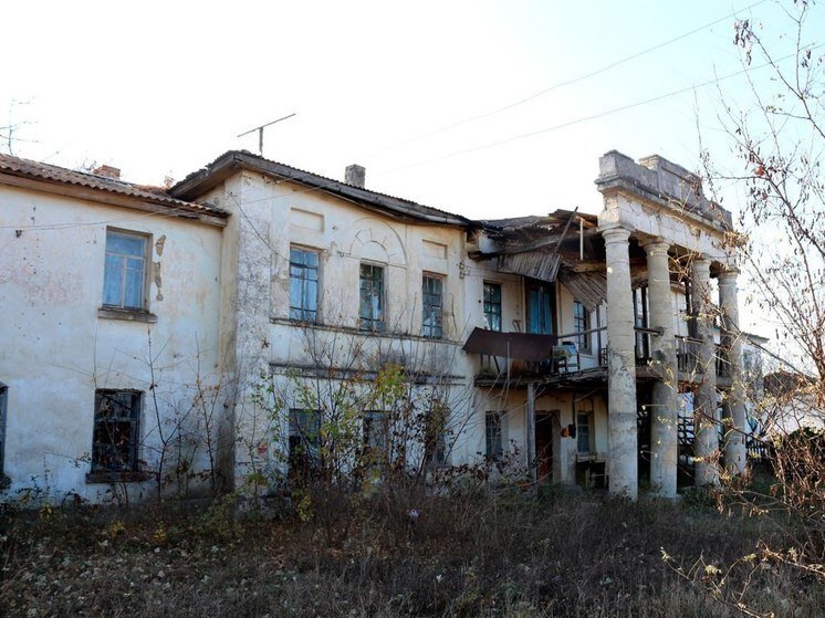 Есть в Белогорском районе Крыма, в 12 км от райцентра на юг, село Алексеевка. Не доезжая села Головановки, на развилке, нужно свернуть налево. Отсюда всего 5 км до Алексеевки.