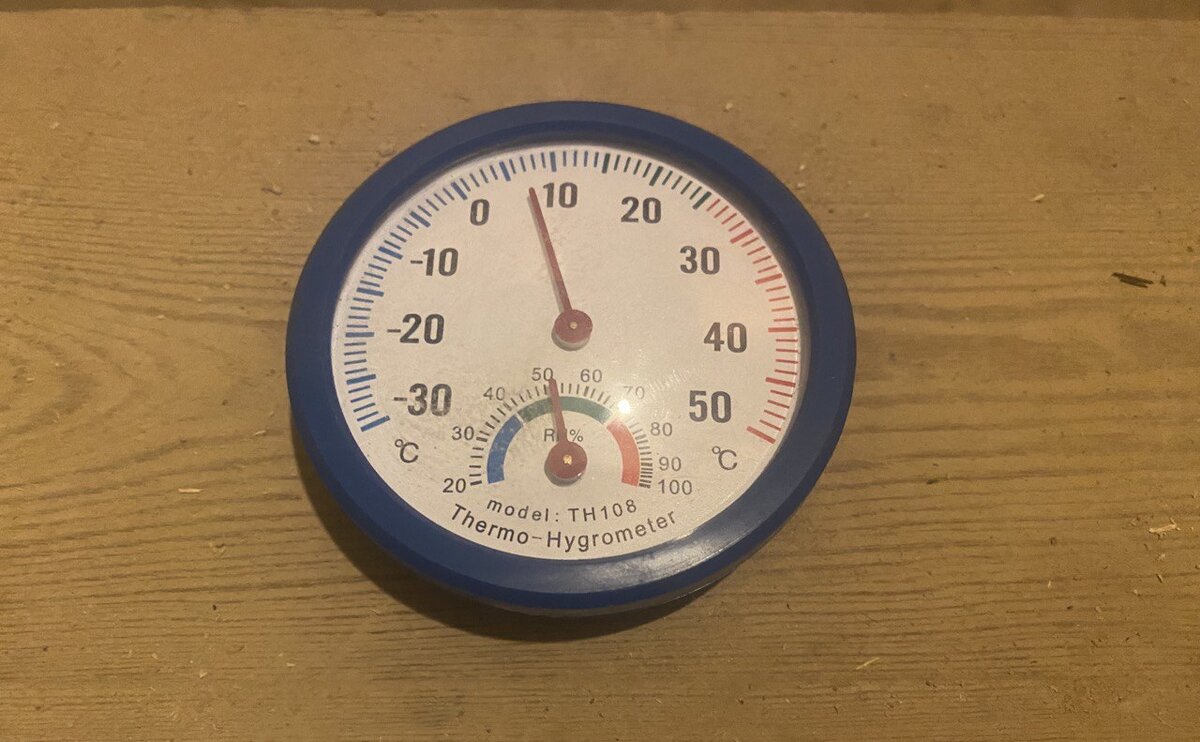 Прибор показывает, что условия в погребе для хранения корнеплодов и капусты неоптимальные: слишком тепло - + 7 градусов и сухо - влажность чуть более 50% 