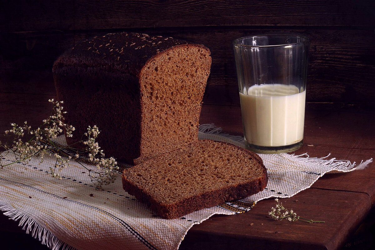 Ночью ем хлеб. Хлеб и молоко. Черный хлеб и молоко. Стакан молока и хлеб. Кусочек хлеба.