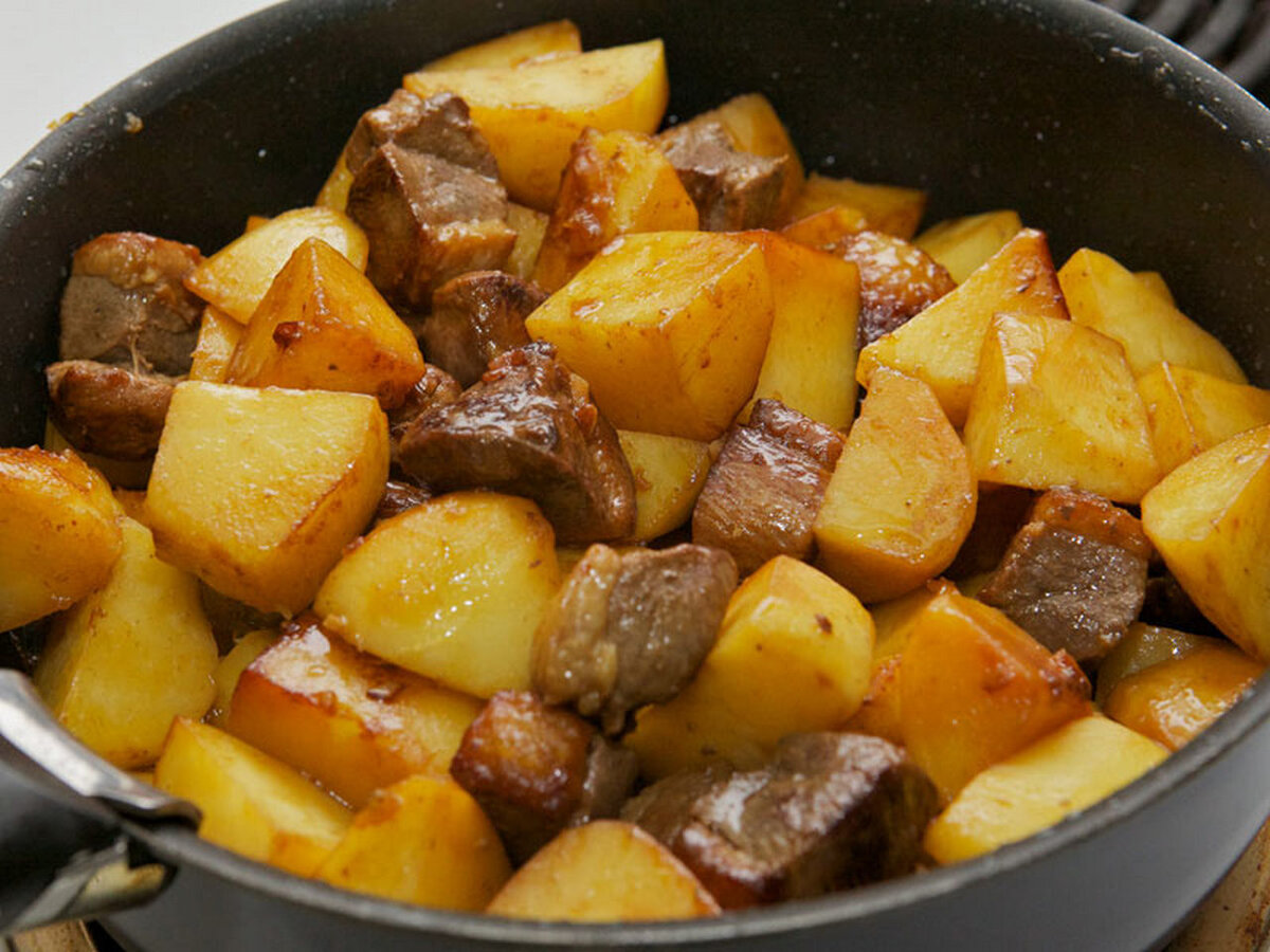 Видео рецепт картошки с мясом. Картошка с мясом. Жареная картошка с мясом. Картофель тушеный с мясом. Тушёная картошка с мясом.