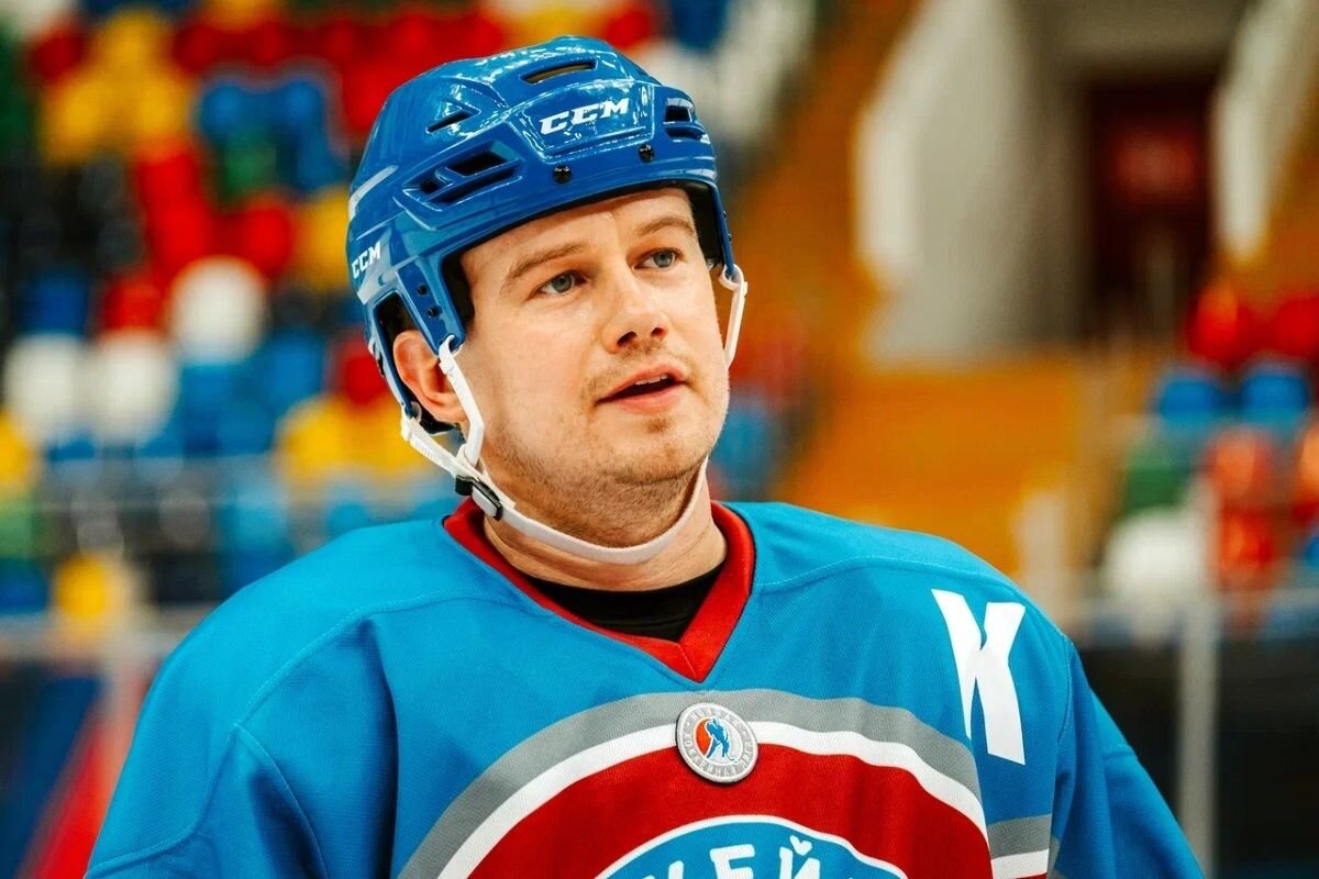 Алексей Бардуков в роли тренера Андрей
Кадр из фильма «Хоккейные папы»