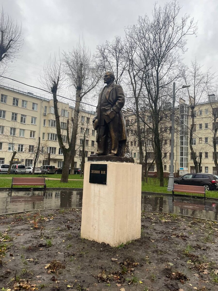 Ильич во внутреннем дворике