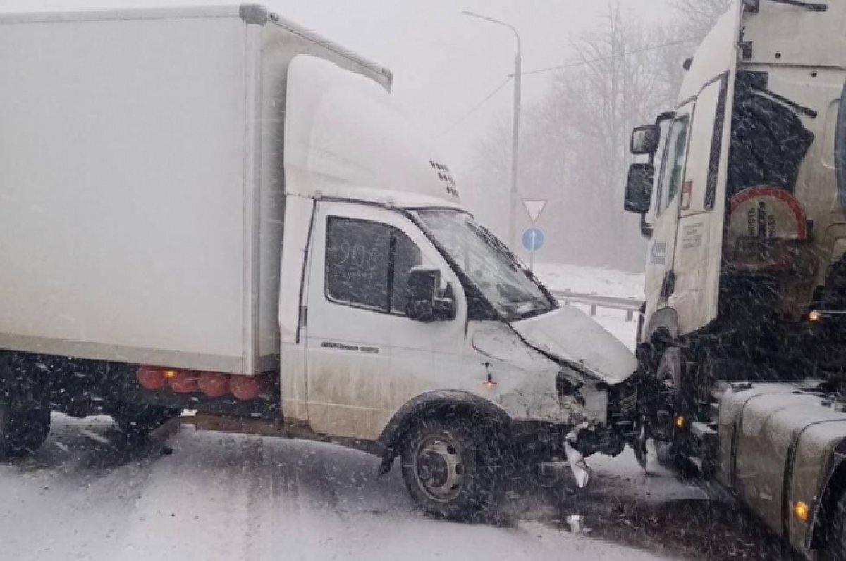    На трассе М-4 «Дон» под Воронежем столкнулись три автомобиля
