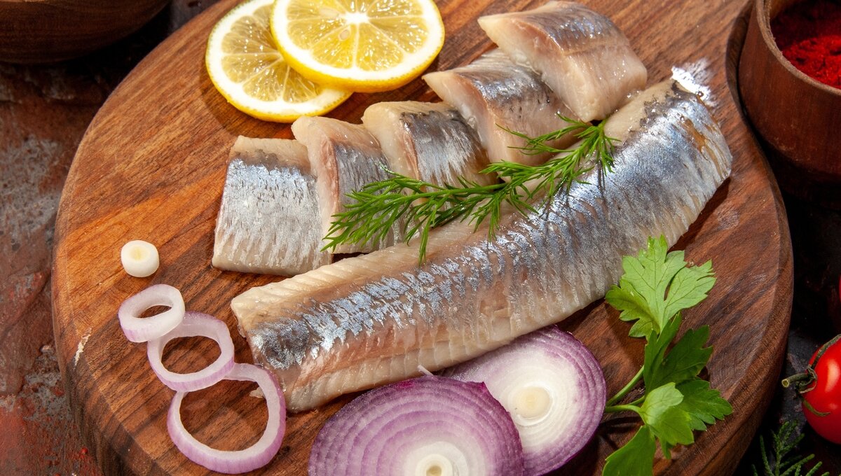 Скумбрия пряного посола. Сельдь с овощами. Скумбрия. Сельдь свекла рудковская. Селедочка с картошечкой красивая подача.