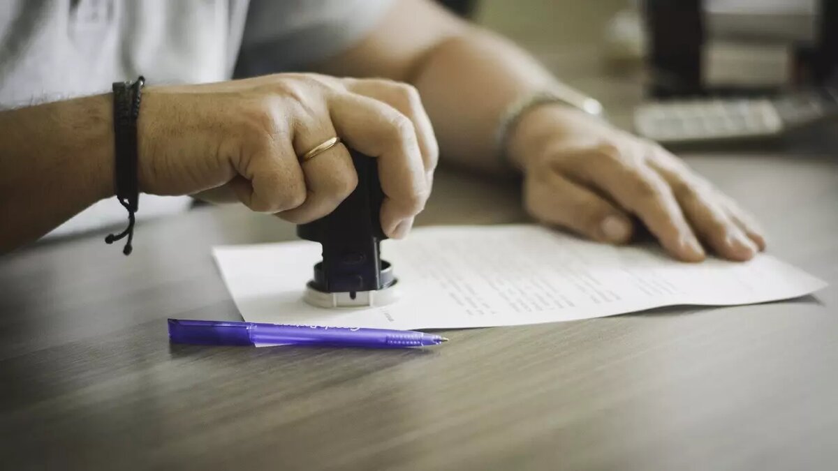     С чиновниками заключили контракты сроком на один год.