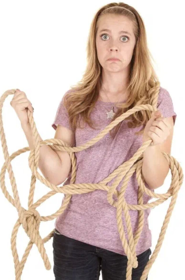 Девушка в веревках. Веревка для связывания. Связанная веревкой. Связаны девочки веревкой. Связанная девочка.