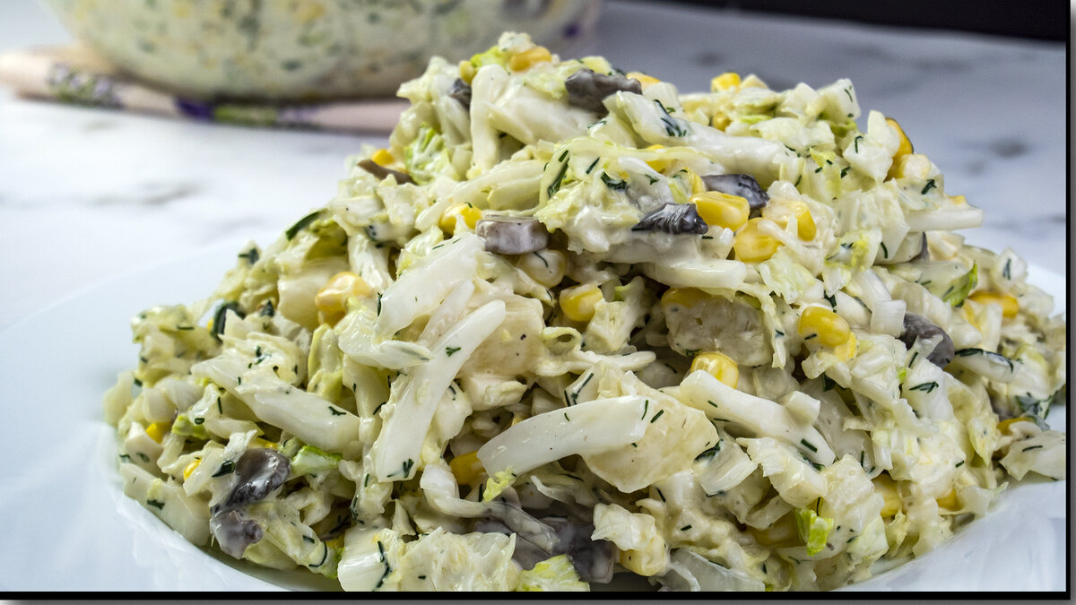Создайте гармоничное блюдо с этим рецептом салата из капусты и грибов. Простые ингредиенты превращаются в совершенное сочетание вкусов с помощью ваших рук.